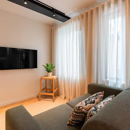 Modern Duplex With Balcony By Hostwise * Porto
