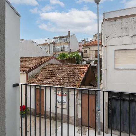 Modern Duplex With Balcony By Hostwise * Oporto