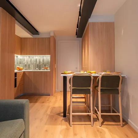 Vakantiehuis Modern Duplex With Balcony By Hostwise