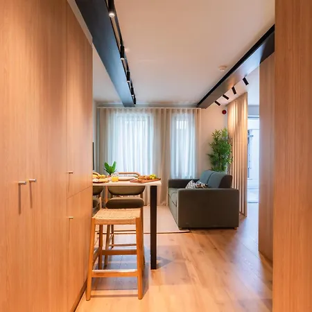 Vakantiehuis Modern Duplex With Balcony By Hostwise