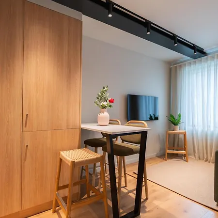 Modern Duplex With Balcony By Hostwise Oporto