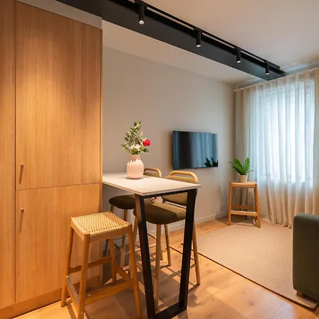 Modern Duplex With Balcony By Hostwise Vakantiehuis