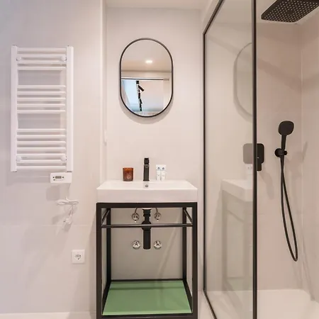 Vakantiehuis Modern Duplex With Balcony By Hostwise Porto